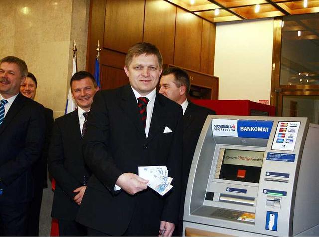 △当地时间2009年1月1日，斯洛伐克加入欧元区，总理菲科从自动取款机取出20欧元。