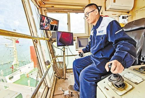 4月30日，黄骅港务集团门机司机吴洪刚在操作门机卸载货物。
