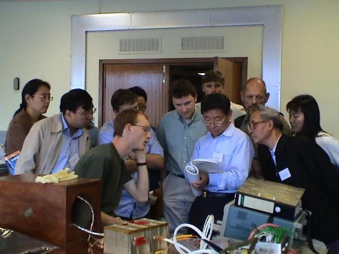 ▲2002年9月，中方科研团队在欧洲进行联调时，找到信号无法传输的根源。