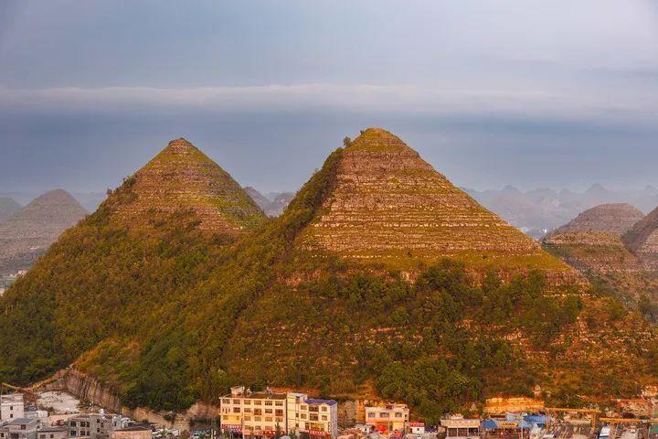 从世界地图上看共有15座之多周围类似的"金字塔"这里距县城大约5