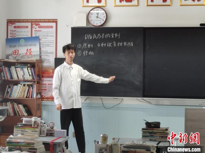 图为丁新龙在授课中。中新网记者李爱平摄
