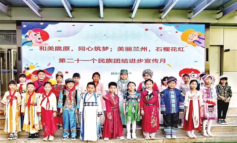 多彩民族服饰展示中国甘肃网5月16日讯据兰州晨报报道(记者 裴强)各个