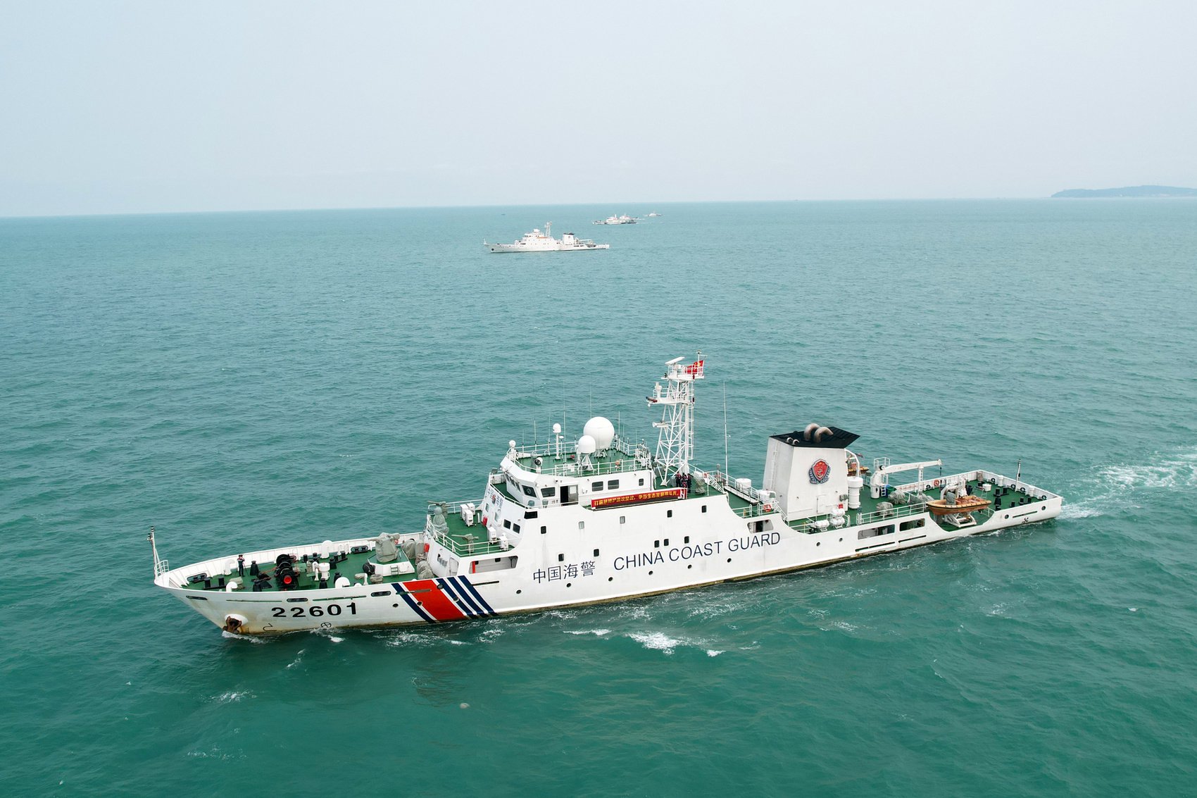 图为5月14日海警舰艇编队在巡航管控。（中国海警局南海分局供图）