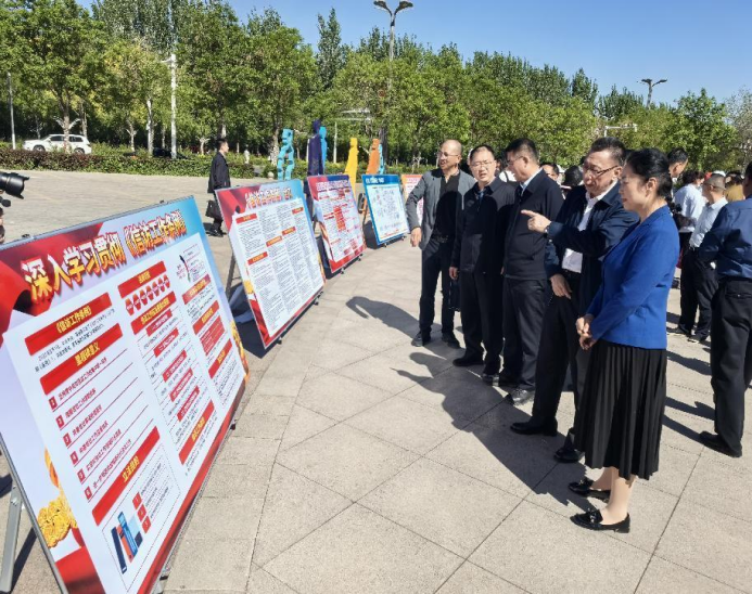 员宣讲《条例》出台的背景,意义和重点内容,运用图文并茂的宣传展板