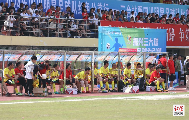 星光闪耀"足球之乡" 四川明星足球队三台比赛闹热举行