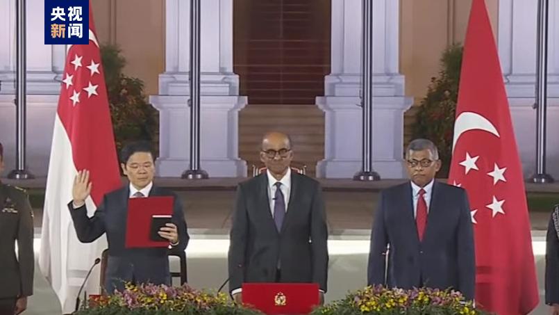 15日晚，黄循财（左一）在新加坡总统府宣誓就任新加坡第四任总理。