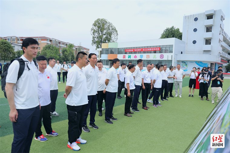 星光闪耀"足球之乡" 四川明星足球队三台比赛闹热举行