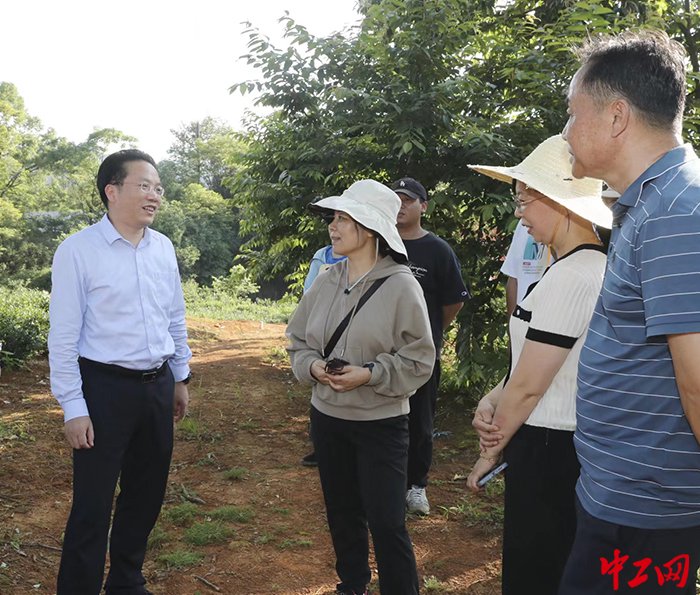 在实地考察基地功能布局,仔细翻阅职工法律服务档案后,祝荣亮为基地在