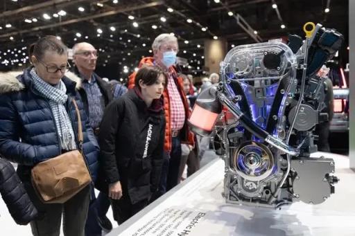 观众在日内瓦国际车展上参观比亚迪新款发动机。图源：新华社