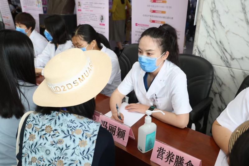 5月16日上午，北京妇产医院针对妇女和孕妇孕期体重超标、儿童生长发育等问题开展系列义诊咨询及体验活动。北京妇产医院供图
