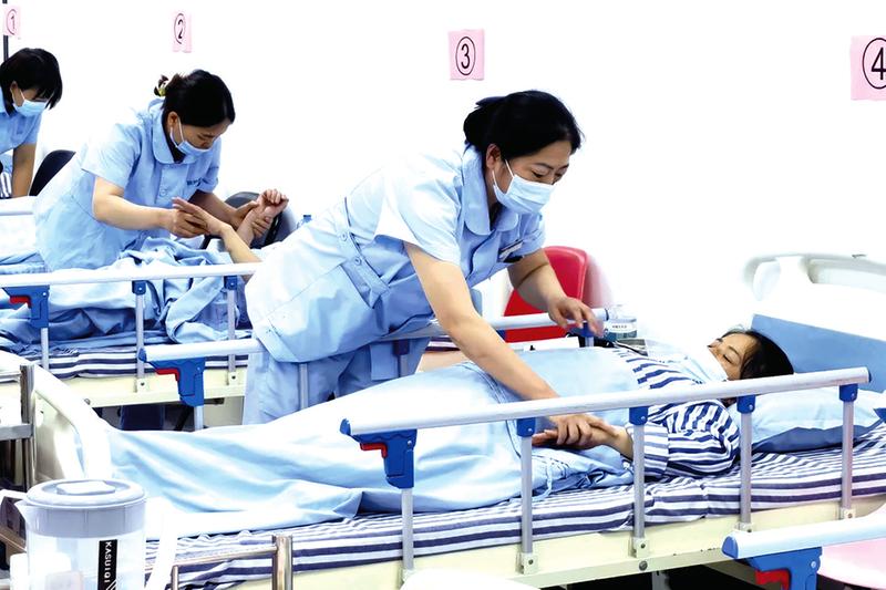 首批192名护工通过考核"持证"上岗