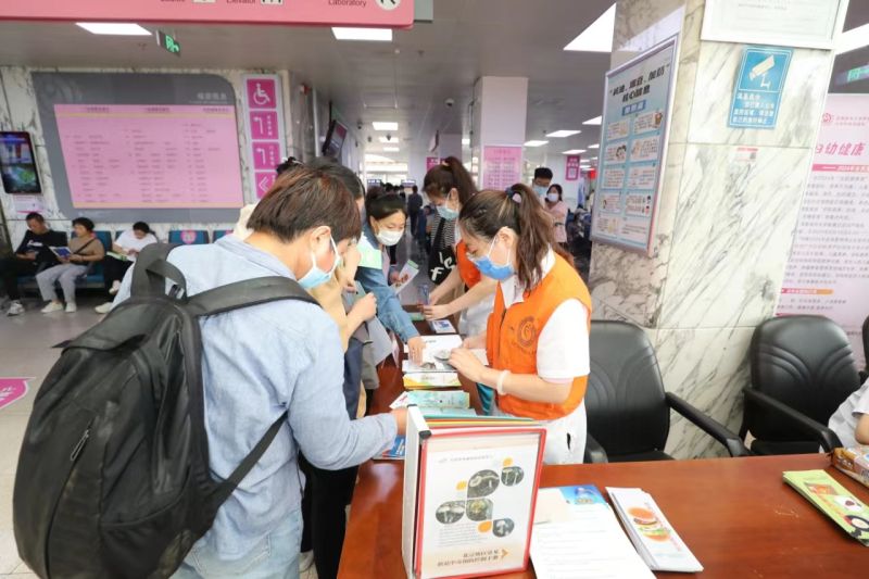 活动现场，医护人员为大家发放营养小贴士。北京妇产医院供图