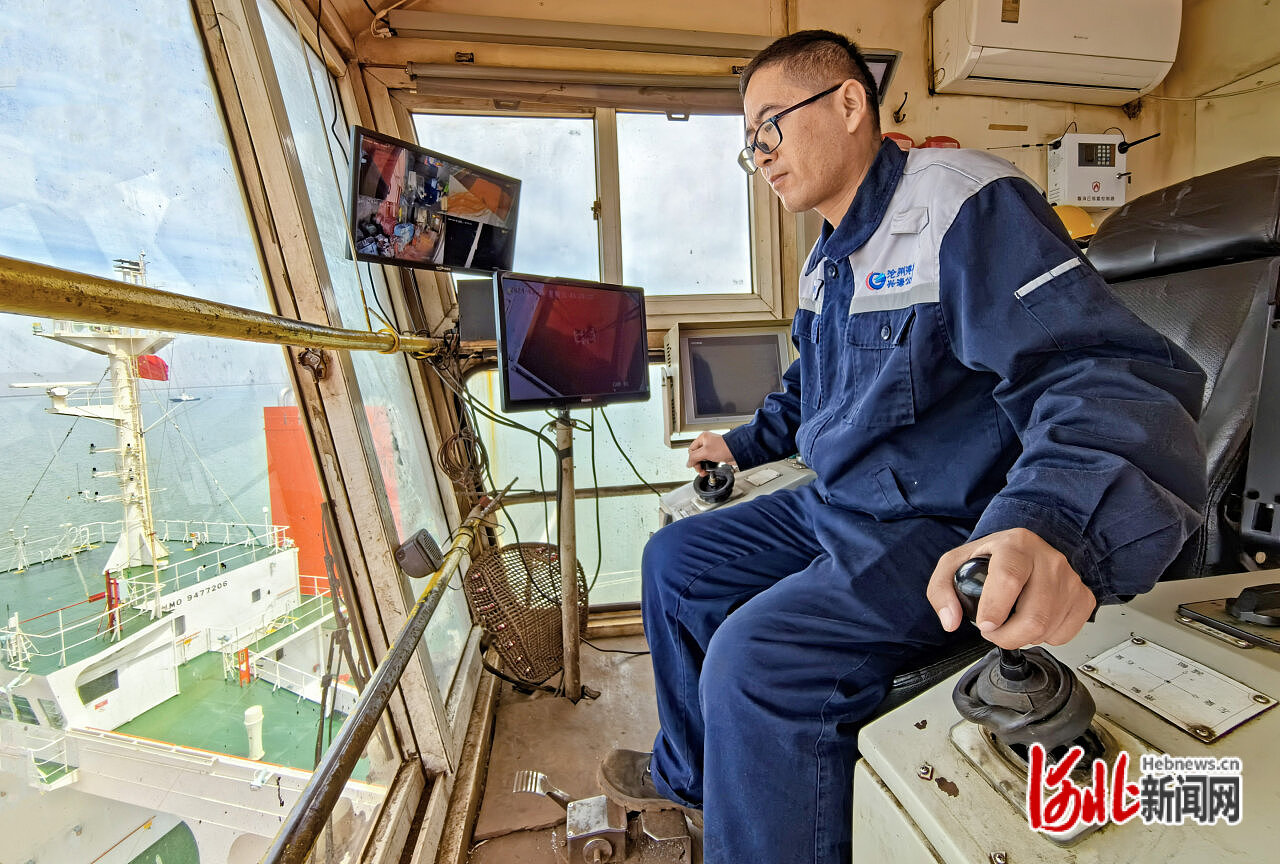 4月30日,黄骅港务集团门机司机吴洪刚操作的1号门机正在作业.