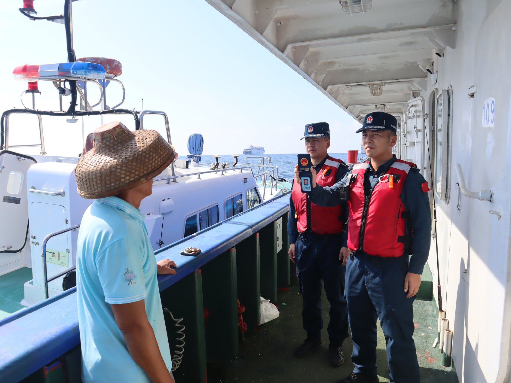 图为5月12日海警执法员登临检查渔船。（中国海警局南海分局供图）