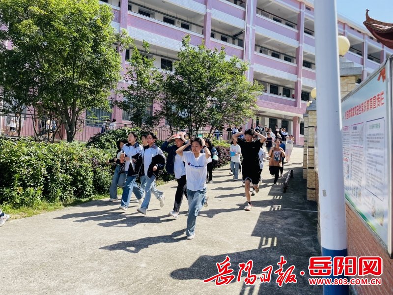 平江县岑川镇岑川中学:防震演练 以"演"筑防