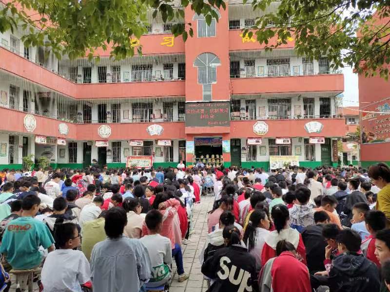 邓州市穰东镇中心小学举行法制教育报告会