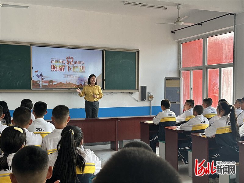 2023年11月8日，黄迪在海兴县辛集镇中学开展党的创新理论宣讲。受访者供图