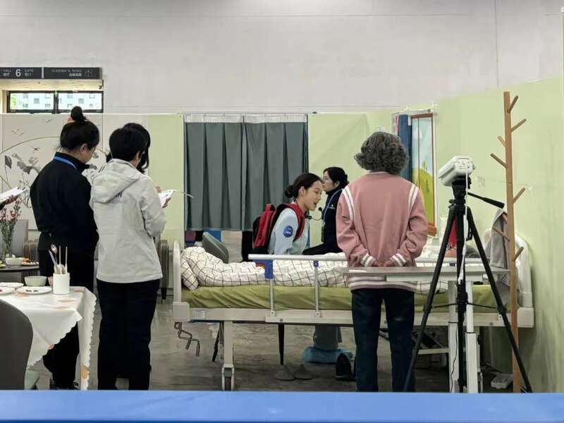 游客在世界技能博物馆体验护士技能。