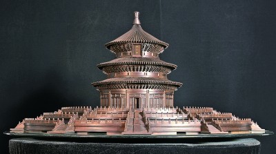王震华使用榫卯结构制作的天坛祈年殿模型.
