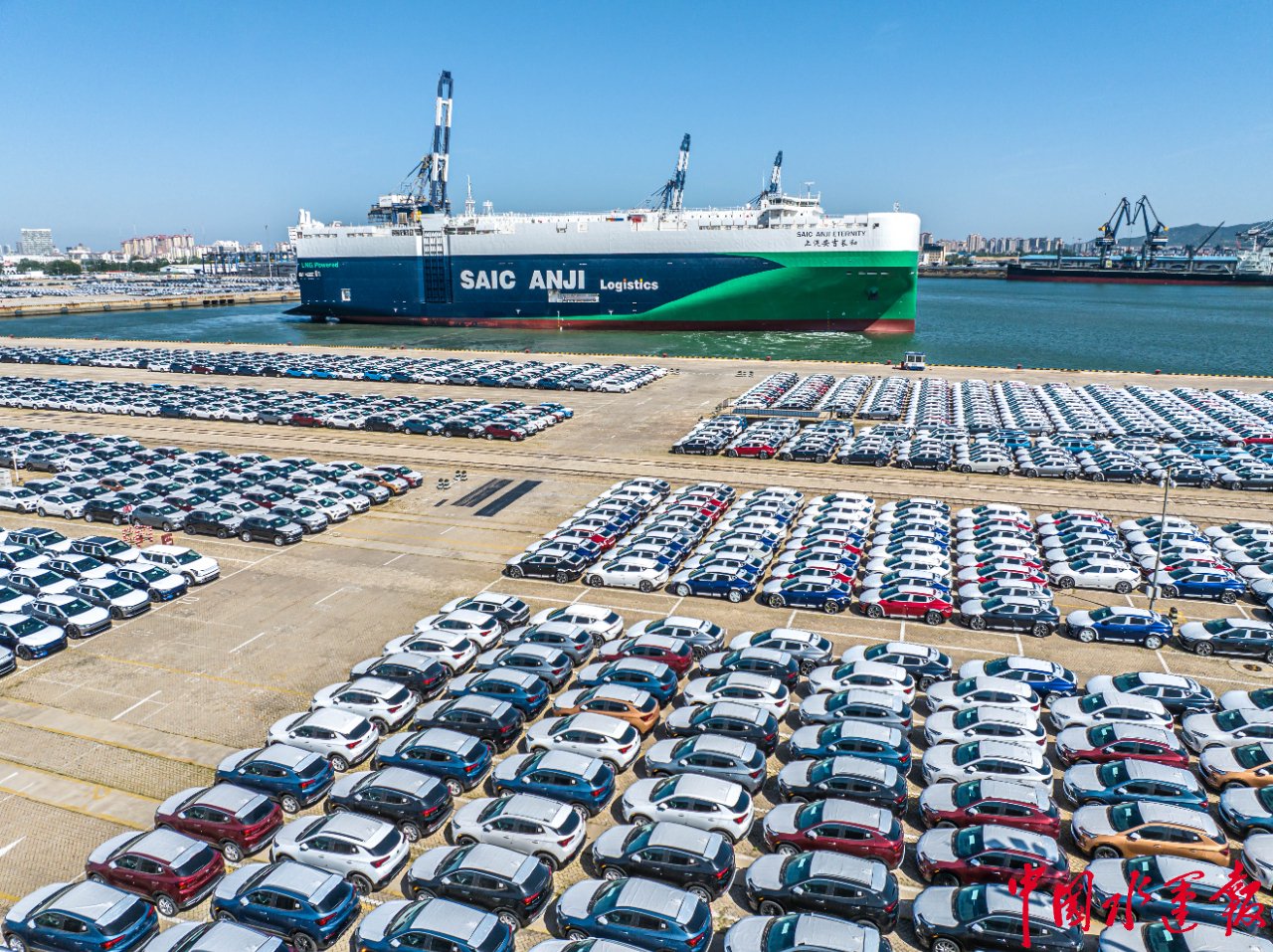 新造清洁能源滚装船在烟台港首航发运