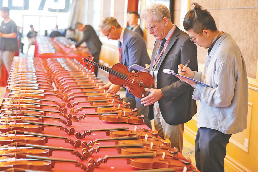 　　昨天，在平谷区乐谷展示中心，第五届中国国际提琴及琴弓制作比赛正式开幕。本报记者 甘南摄