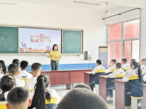 2023年11月8日，黄迪在海兴县辛集镇中学开展党的创新理论宣讲。受访者供图