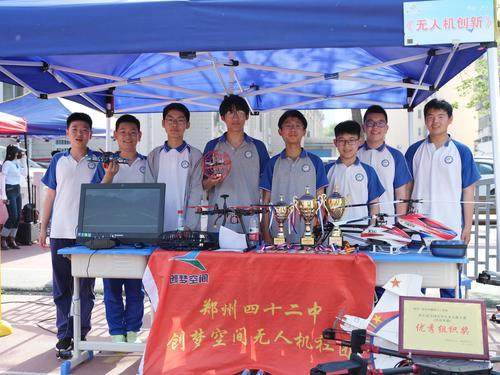 舞蹈,歌曲,话剧,相声,合唱等节目应有尽有,郑州一中和桐柏一中也带来