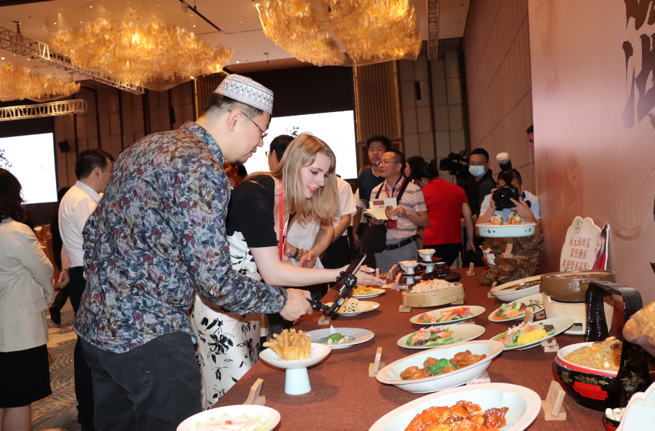 参访团成员拍摄“宋元海丝宴”东南网记者 卢金福 摄