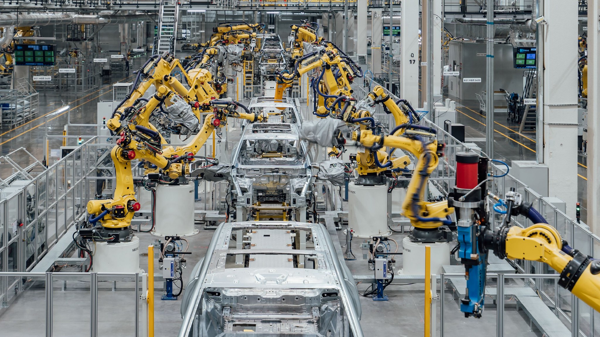 这是在重庆市两江新区拍摄的赛力斯汽车超级工厂焊装车间生产线(2024