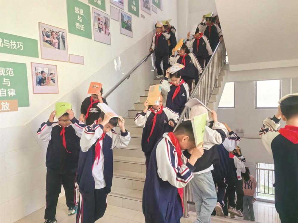 5月12日,经开区实验小学开展地震应急疏散演练中,学生迅速有序撤离