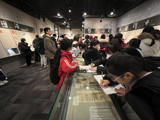 观众参观文学展览。中国现代文学馆供图