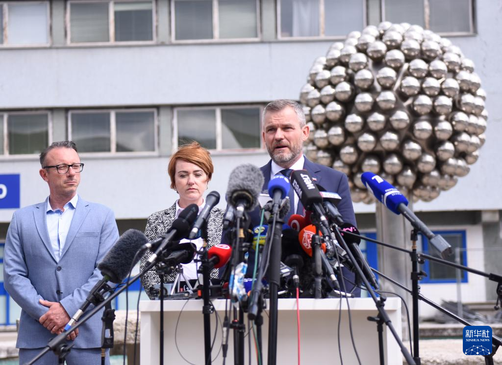 5月16日，在斯洛伐克班斯卡-比斯特里察一家医院，斯洛伐克候任总统佩列格里尼（右）对媒体讲话。新华社记者 贺灿铃 摄