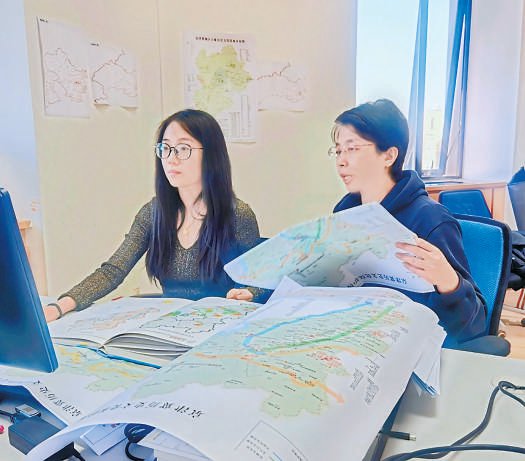 市测绘院制图团队将三地地理、历史等信息绘于一张地图上。