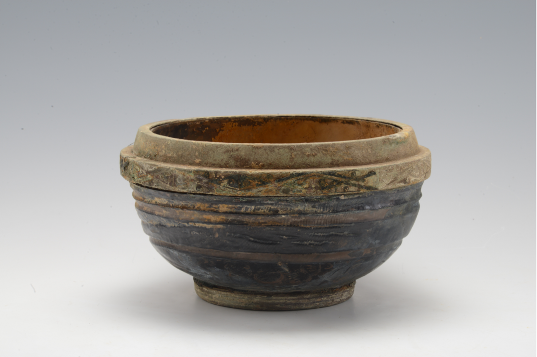 "十七年太后"夹纻胎漆盒(图片来源:常德博物馆)"噩邑大夫鉨"印章(图片