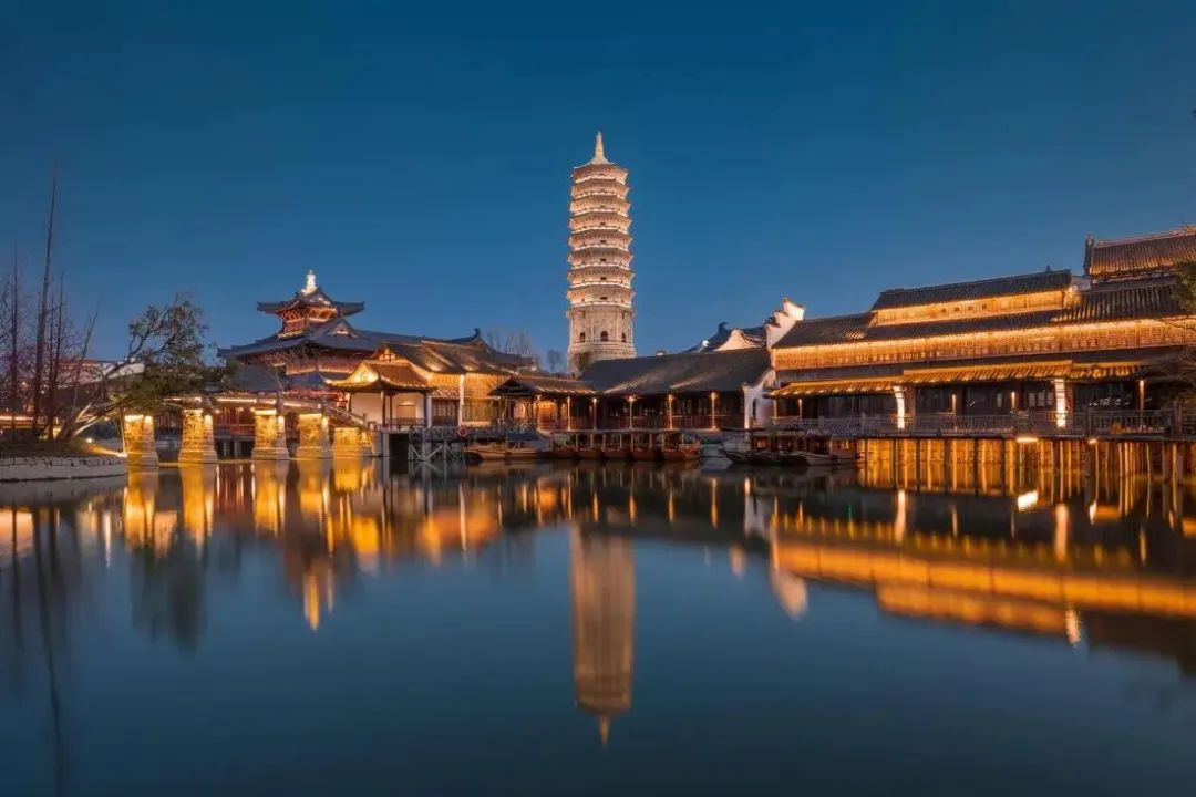 桐乡的乌镇,有东栅与西栅之分,悠长的青石板巷和临水的倚门木窗在观者