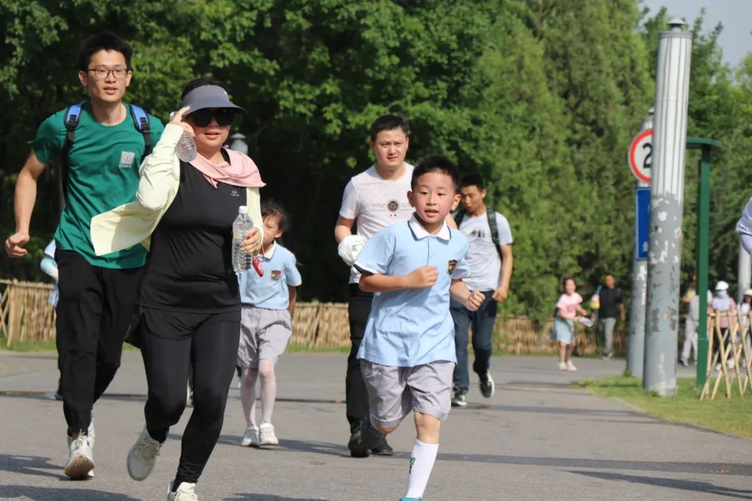浐灞第三小学市级"名校 "共同体开展"亲子快乐马拉松"主题践课程|西安