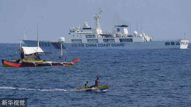 16日，中国海警船正在监视菲律宾渔船。图源：新华视觉