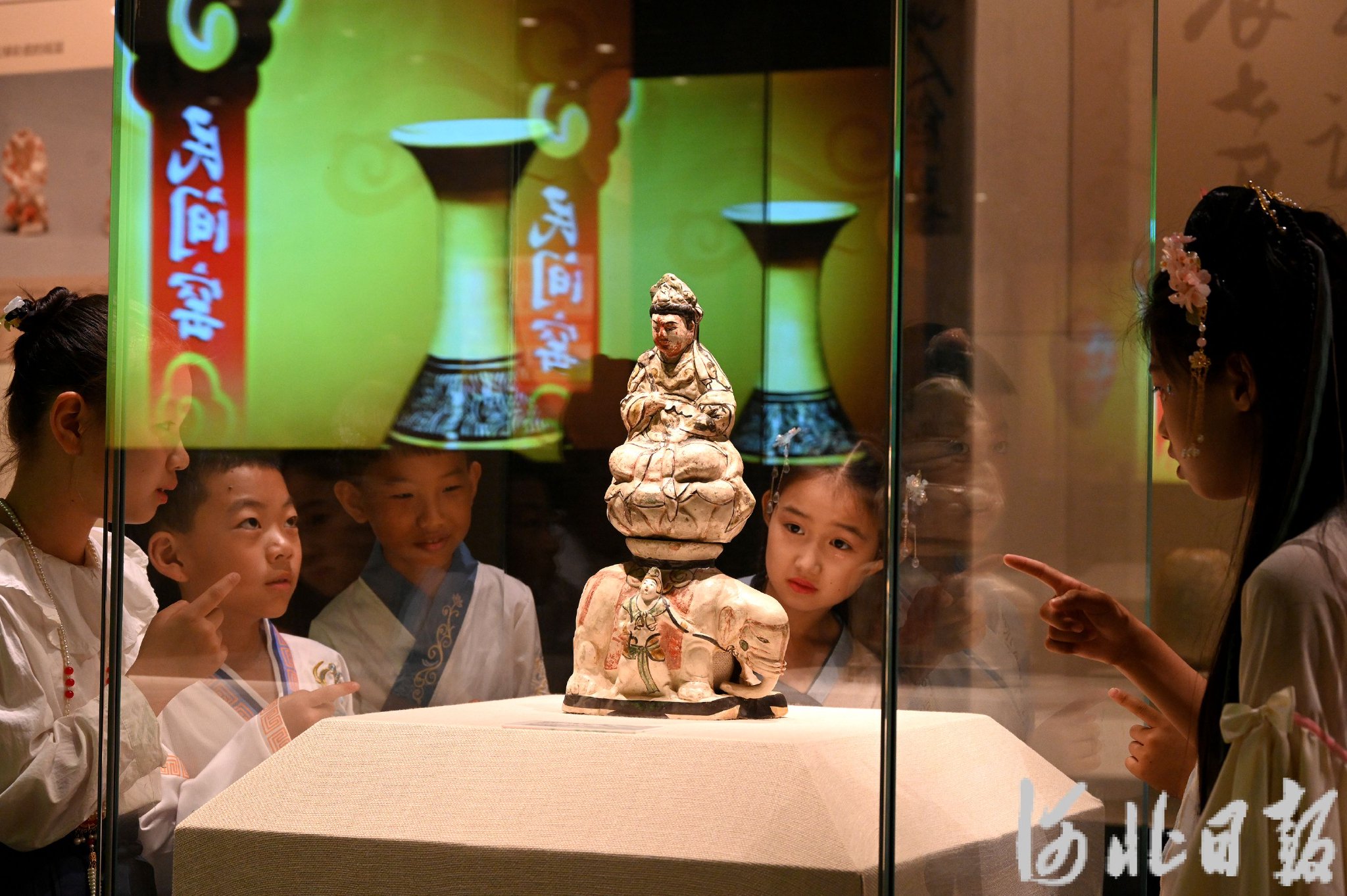 矿区滏北小学的学生在峰峰博物馆参观,了解历史文化,感受藏品艺术魅力