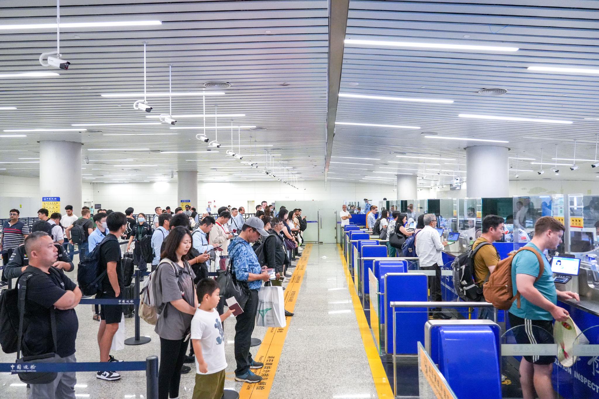 图为出入境旅客在白云口岸边检大厅有序候检.(白云边检站供图)