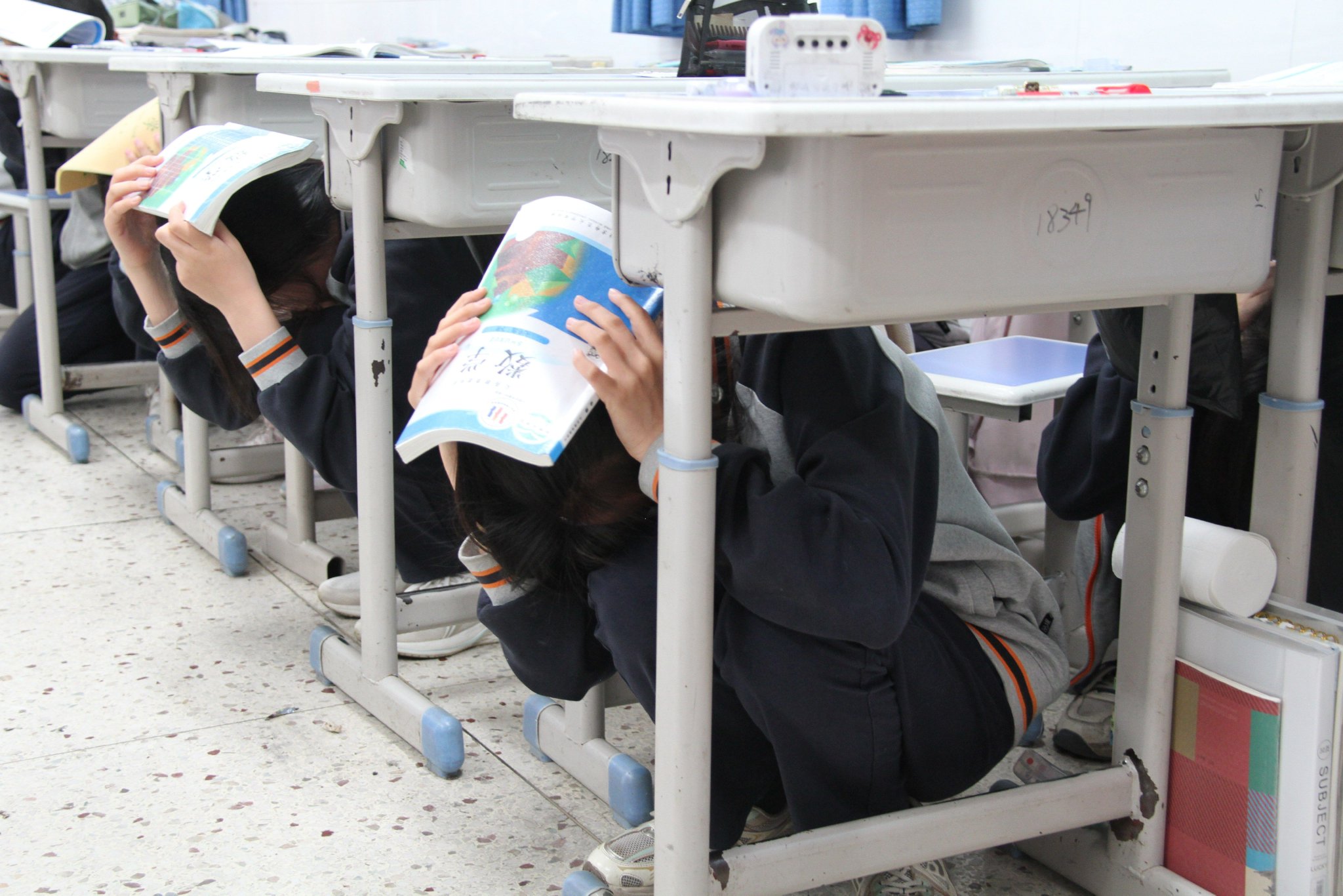 临"震"不乱 安全同行 郑州市第八十一中学开展地震应急疏散演练活动