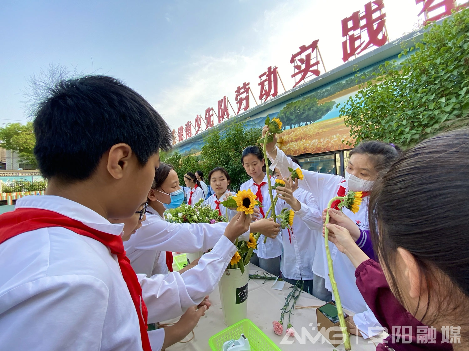 67高新区银杏南校举办母亲节主题插花活动