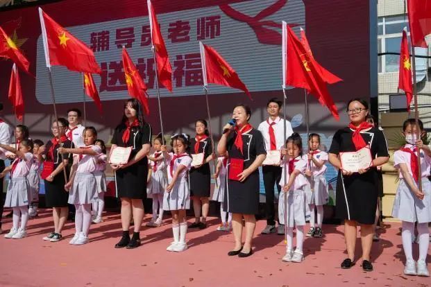 翠华路小学长大校区举行一年级首批新队员入队仪式