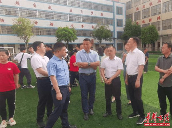 活动前,与会人员参观了县残联和特教学校工作成果展板,现场观摩了安装