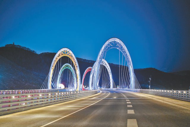 　　延崇高速太子城“奥运五环桥”夜景。 祝培文摄