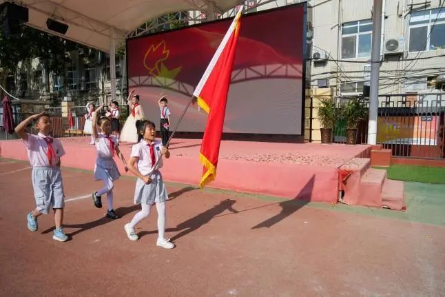 翠华路小学长大校区举行一年级首批新队员入队仪式