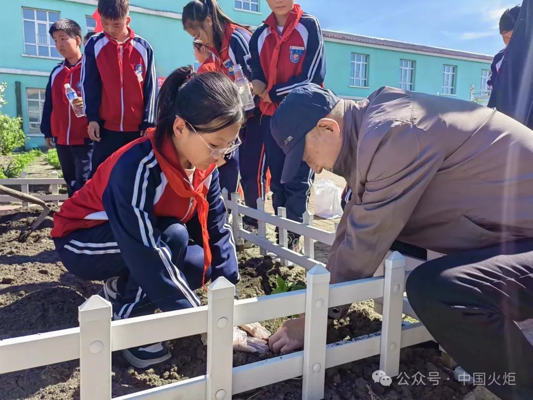 5月16日,佳木斯市东风区建国镇中心校关工委举行"劳动教育活动月"启动