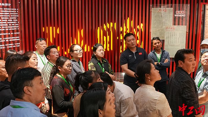 工作人员带领西藏工会干部学员参观工人日报社报史馆。中工网记者赵崇富 摄