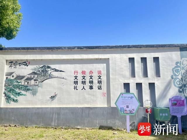 据悉,"文明我接力"互动区位于纪元路文明墙绘一侧,居民们路过停下脚步