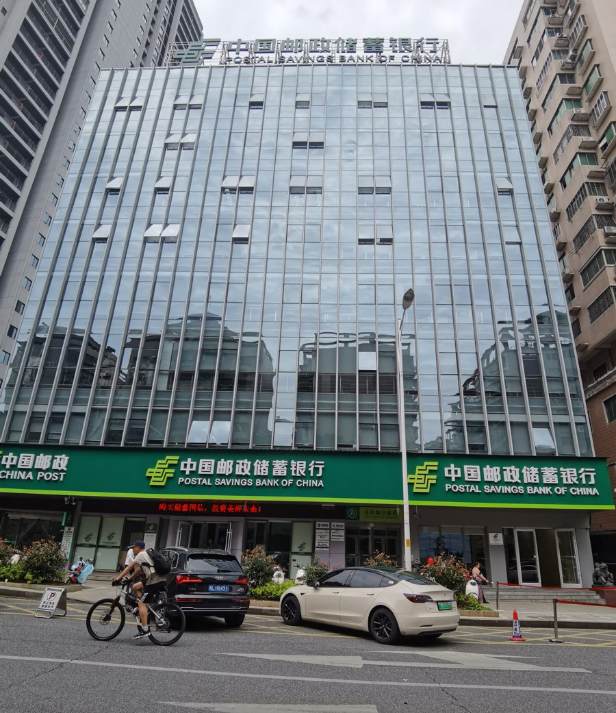 "当时看到她盖了公章,她本人也签了字,我就很放心."被害人黄荣菊说.