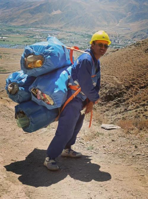 志愿者白玛加措成"高原美容师" 已经坚持11年 曾捡到过20多年前的垃圾